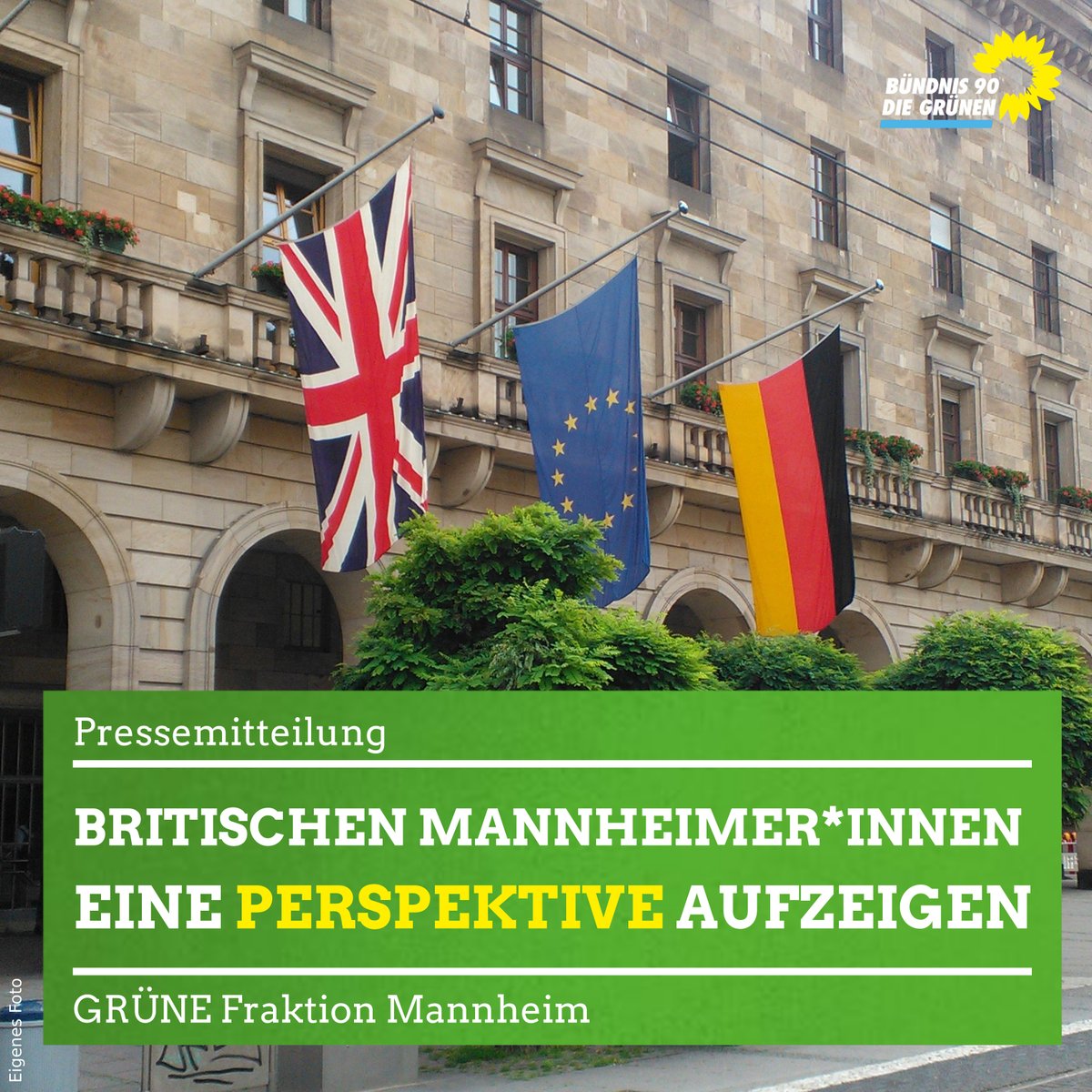 Britische, deutsche und Europ-Fahne vor dem Mannheimer Rathaus