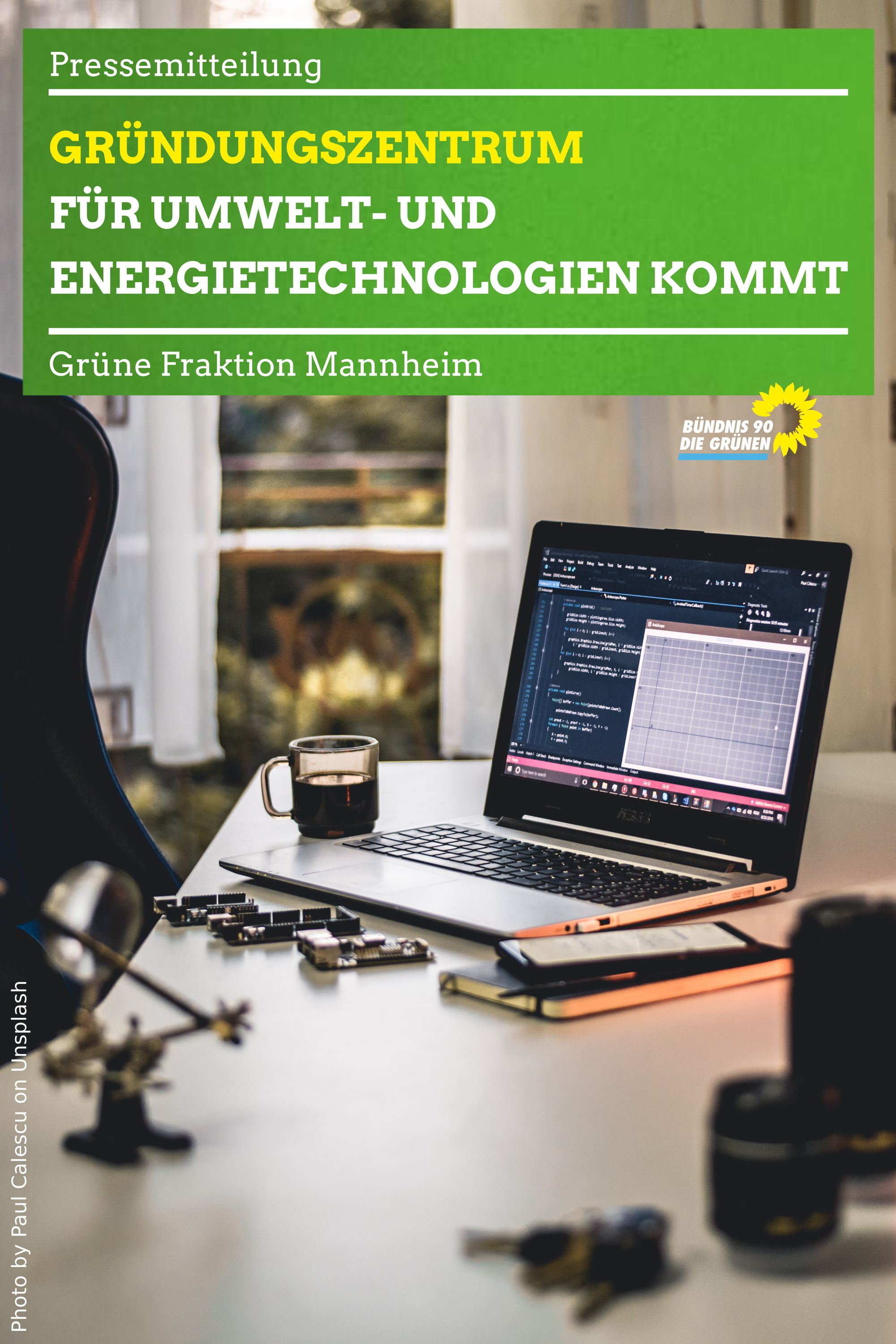 Geöfffneter Laptop, technische Bauteile und eine Tasse Tee