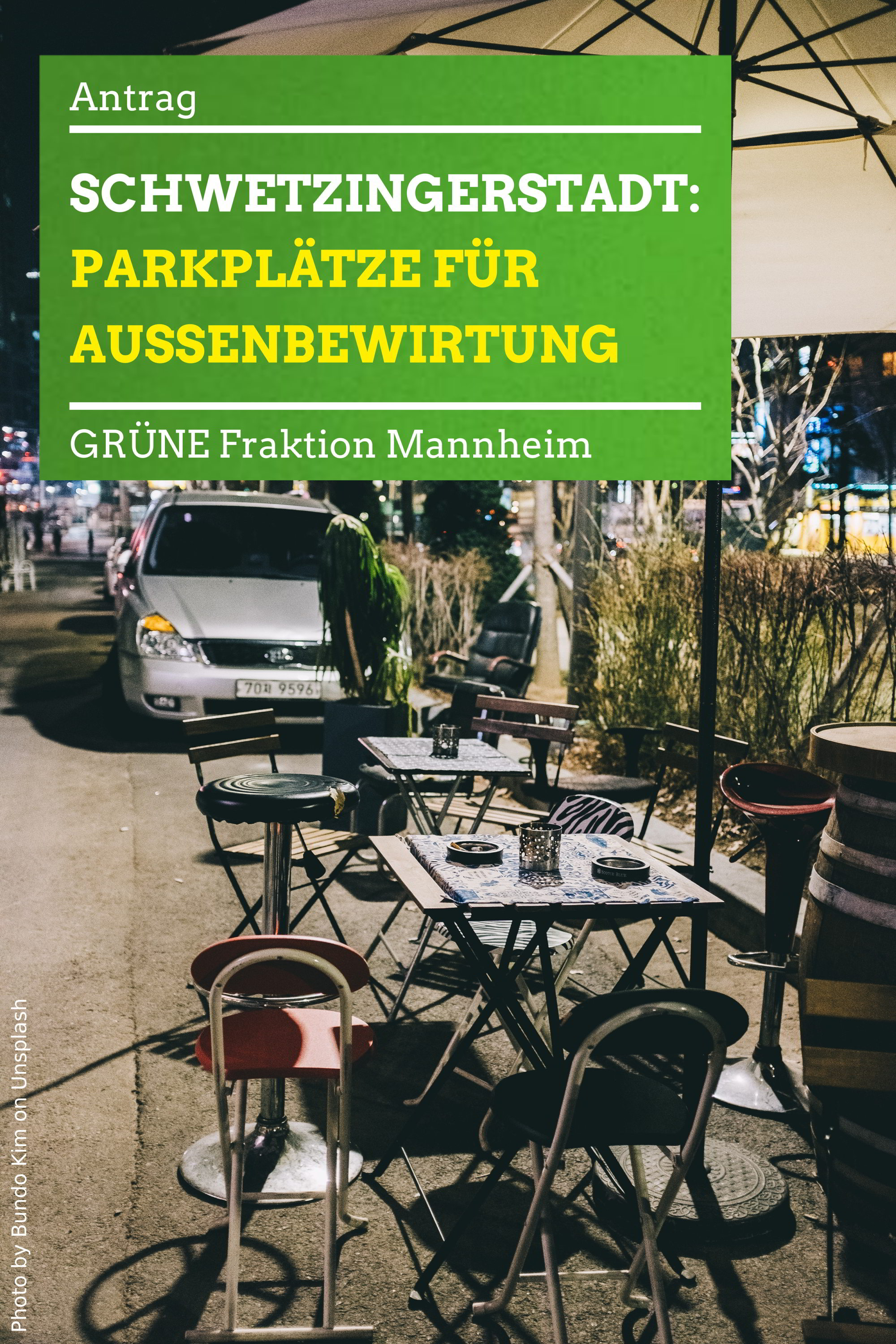 Außenbewirtung und parkendes Auto