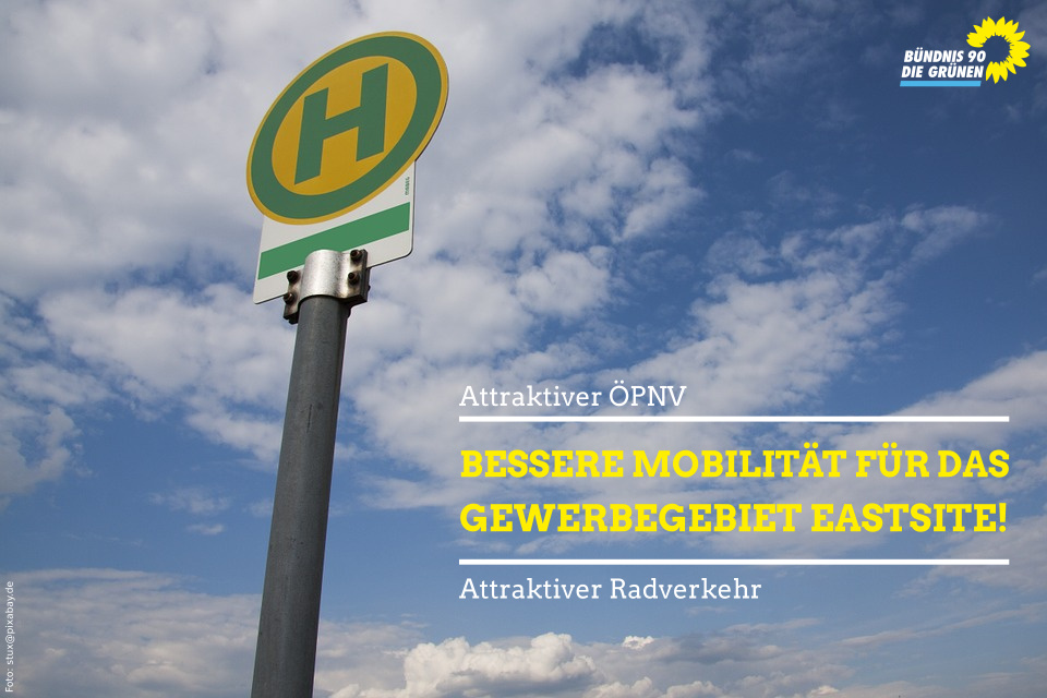 Haltestellenschild vor blauem Himmel mit Schäfchenwolken