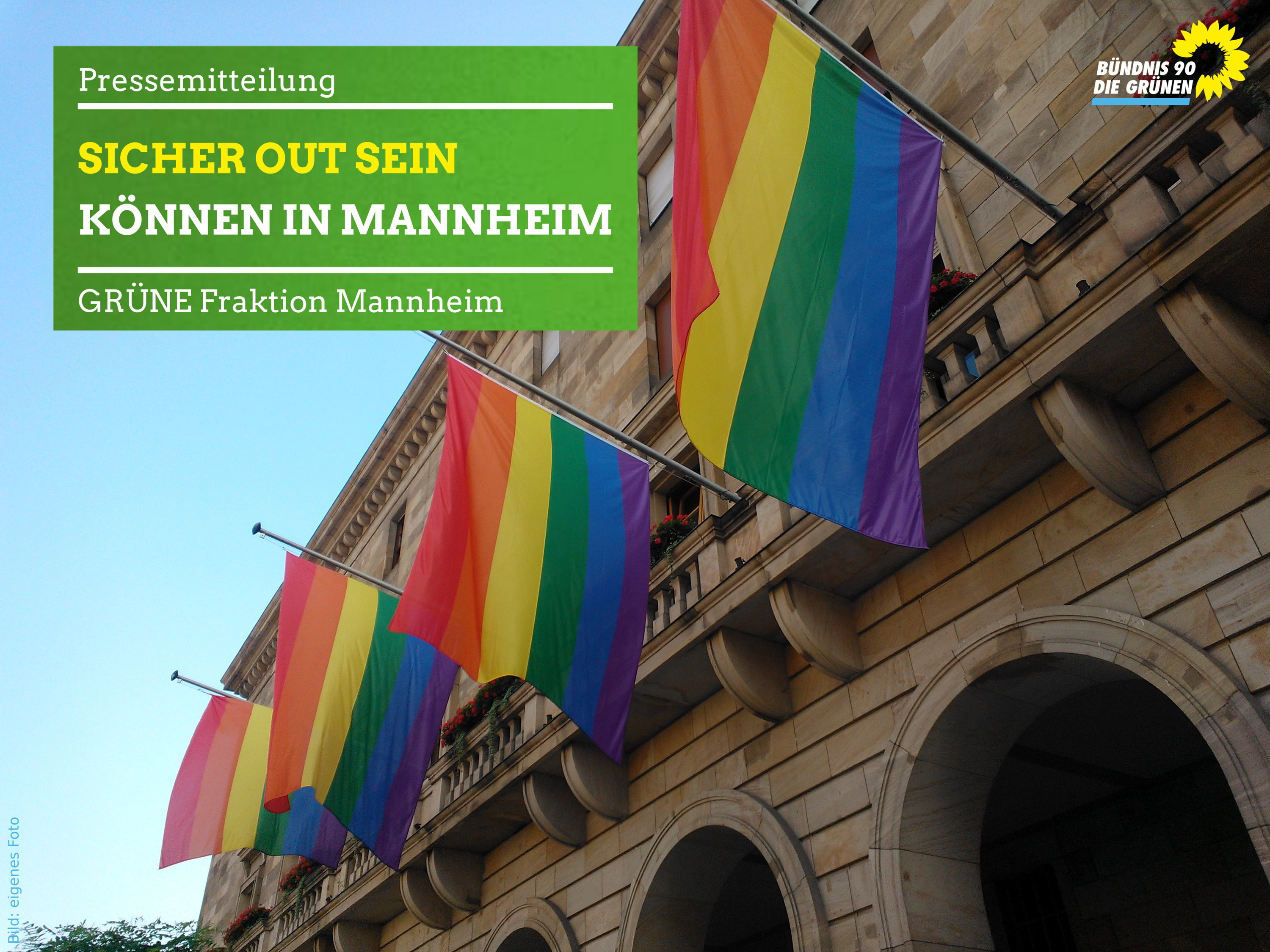 Regenbogenfahnen vor dem Mannheimer Rathaus